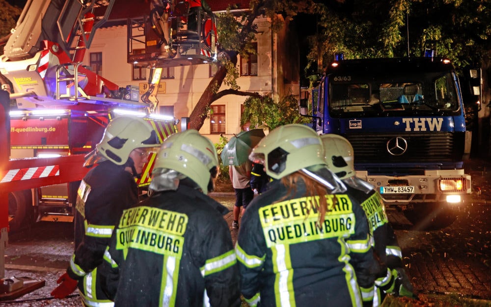 Feuerwehrleute bei der Arbeit: Erneut der Beruf mit dem höchsten Ansehen