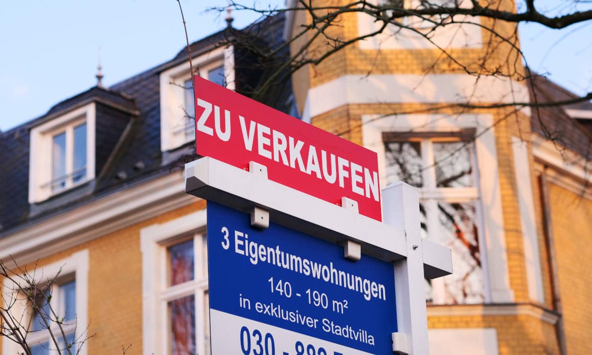 Kein Selbstläufer mehr: „Zu verkaufen“-Schild an einem Haus in Berlin