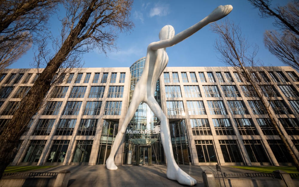 Skulptur „Walking Man“ vor dem Haupteingang zur Munich Re: Erneut größter Rückversicherer der Welt