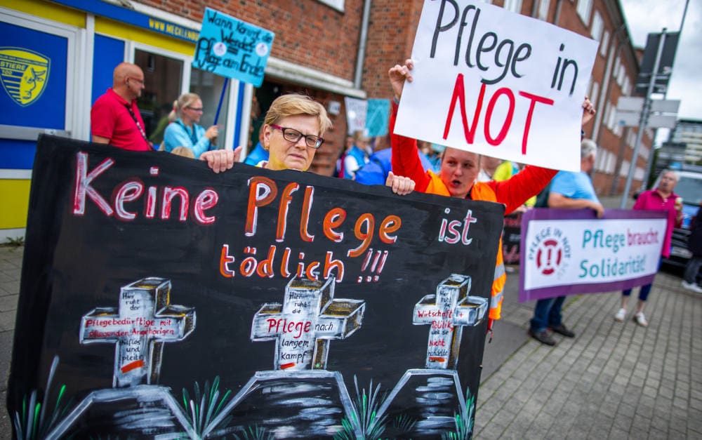 Beschäftigte aus der Pflegebranche demonstrieren in Schwerin für bessere Arbeitsbedingungen, also auch für mehr Geld