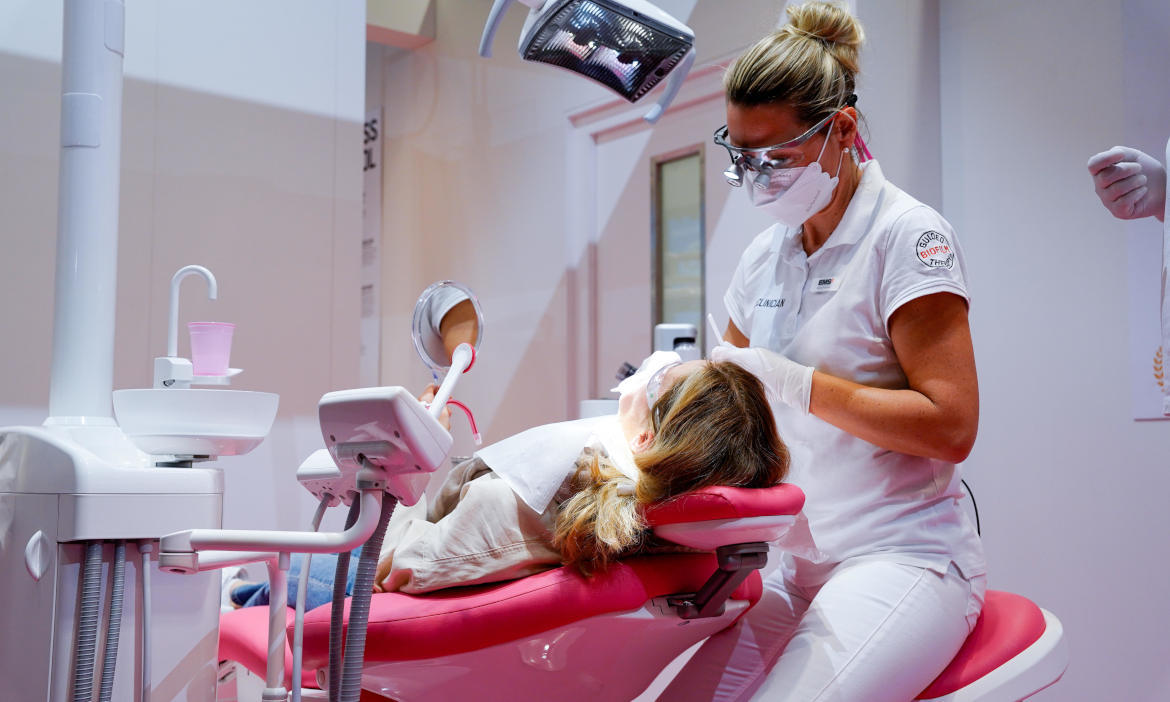 Zahnärztin bei der Arbeit: Das IVFP betrachtete unter anderem Berufsunfähigkeitsversicherungen für medizinische Berufe