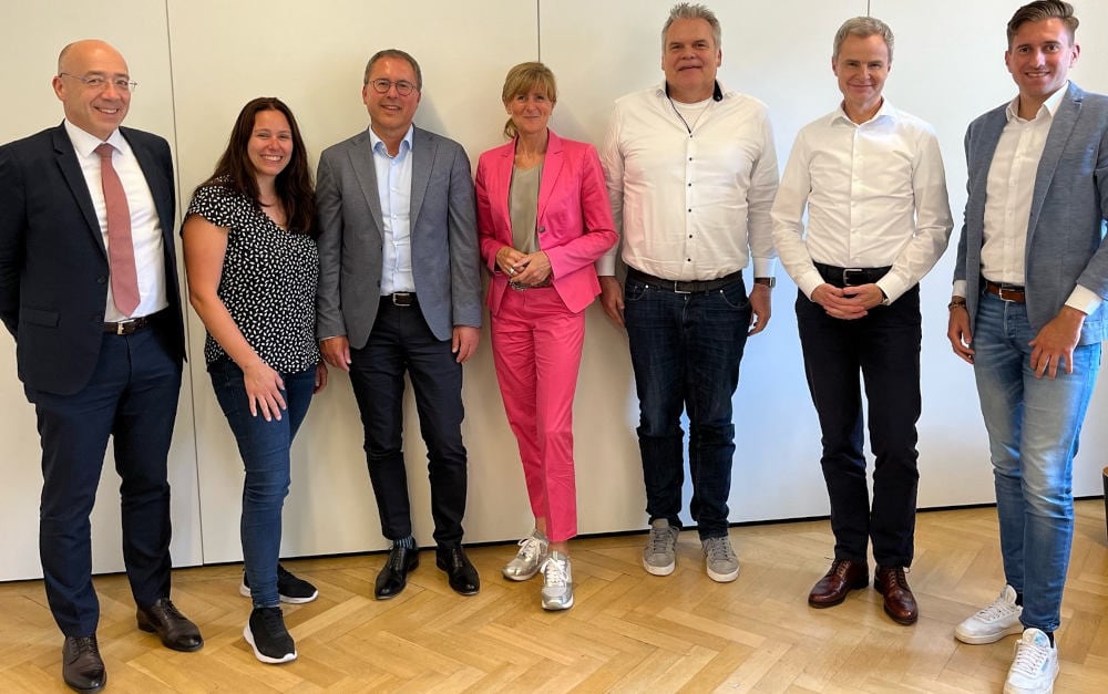 Von links nach rechts: Michael Littig (Teckpro), Judith Lechermann, Stefan Forster (beide die Bayerische), Jutta Krienke (Teckpro Software Solutions), Andreas Wandelt (iS2), Christoph Haack (iS2), Stefan Hegedusch (die Bayerische IT)