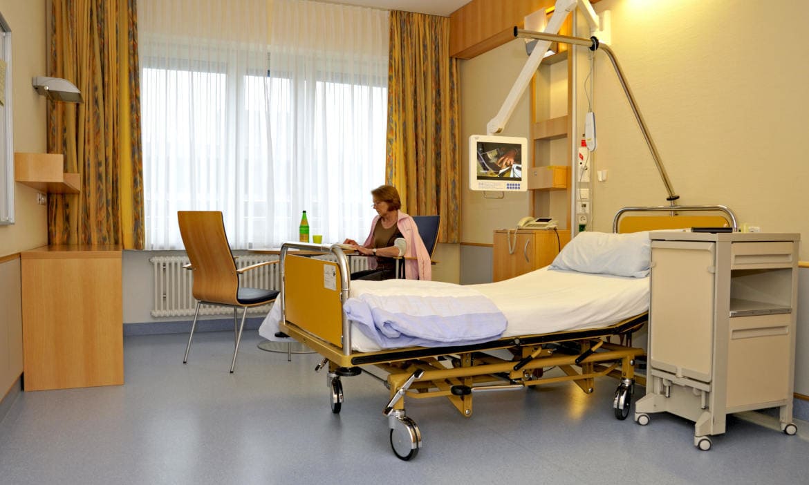 Private Krankenversicherung macht's möglich: Krankenhauspatientin im Einzelzimmer