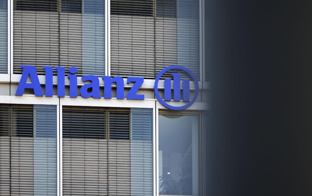 Logo der Allianz an einem Gebäude in Köln