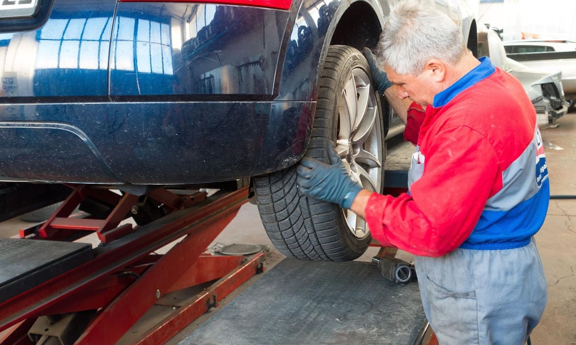 Autoreparatur (Symbolbild): Wichtig ist, dass die KFZ-Versicherung reibungslos arbeitet
