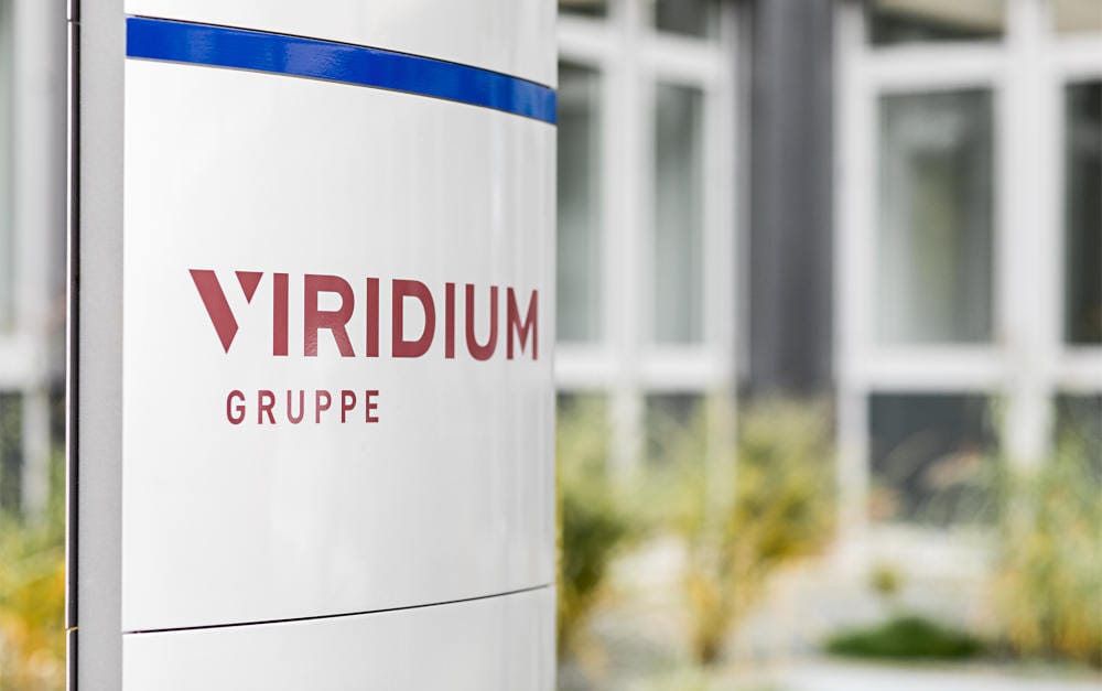 Viridium-Schild am Eingang der Zentrale in Frankfurt