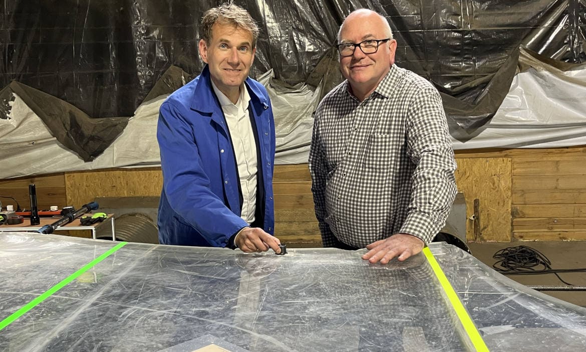 Kunststoffexperte Christian Bonten (links) und Ingenieur Robert Kirchner mit Aquadom-Bruchstück in der Lagerhalle in Bad Belzig