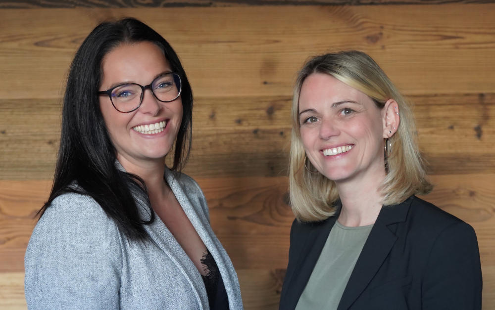 Tanja Kusserow (links) betreut Digitalpartner bei der Bayerischen, und Susanne Paster leitet den Digitalvertrieb