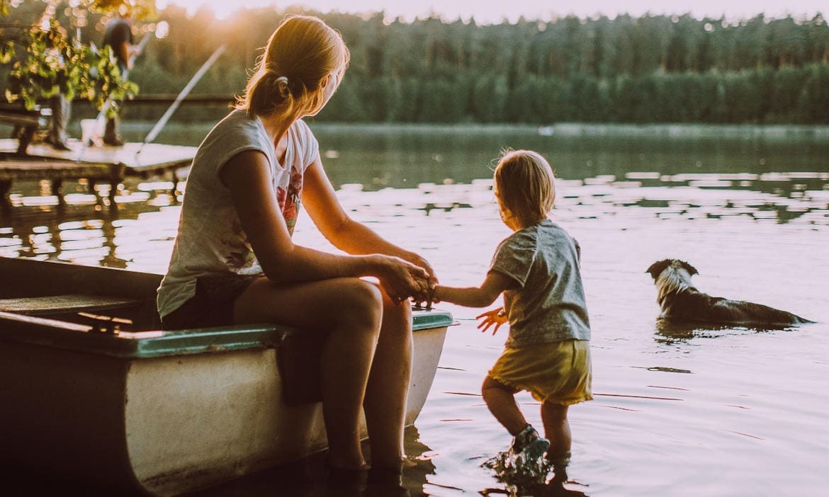 Junge Frau mit Kind in der Natur: Vor allem junge Leute interessieren sich für nachhaltige Fondspolicen