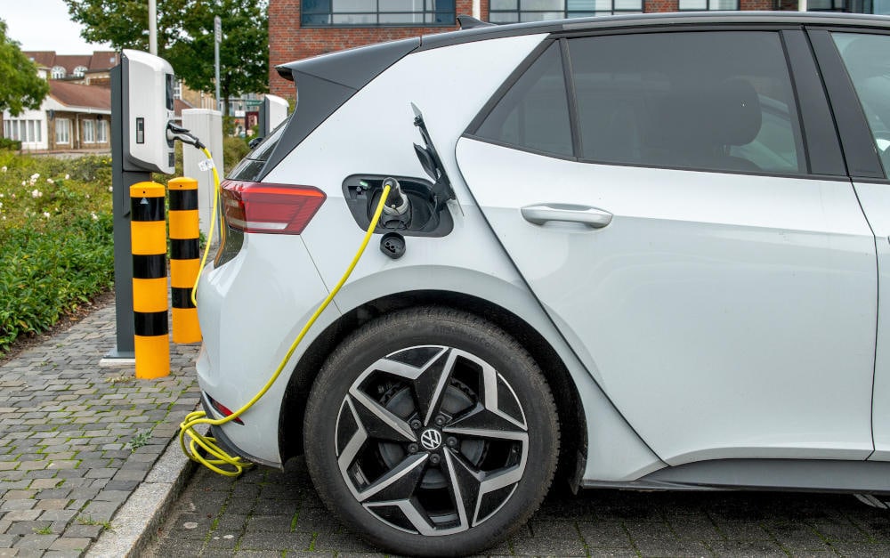 E-Auto an der Tanke: „Transportmittel der Zukunft“