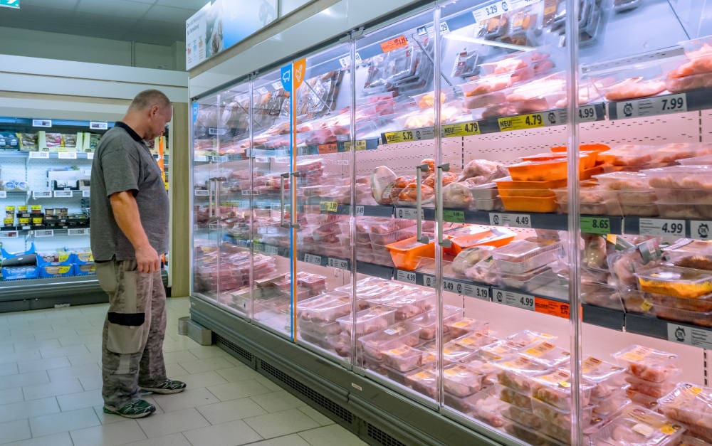 Supermarktkunde beim Einkauf: Die Deutschen sparen verstärkt bei den alltäglichen Dingen