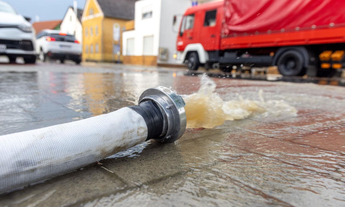 Wasser pumpen nach Starkregen in Neu-Anspach - Westerfeld: Aktuare fordern Elementarschutz als Gesamtkonzept