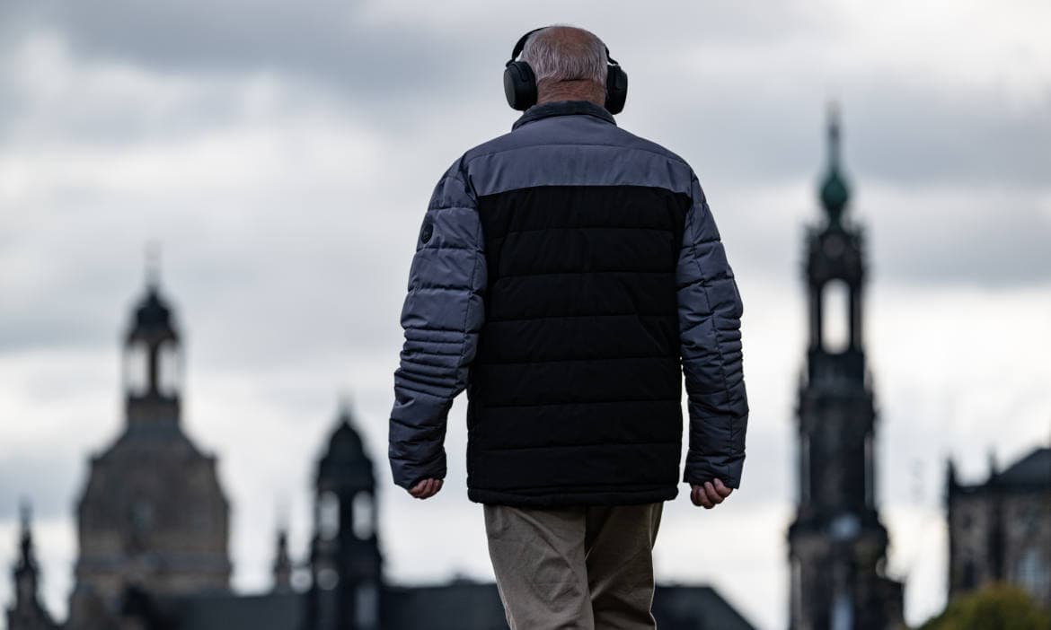 Rentner mit Kopfhörer in Dresden: Wellness-Angebote gefordert