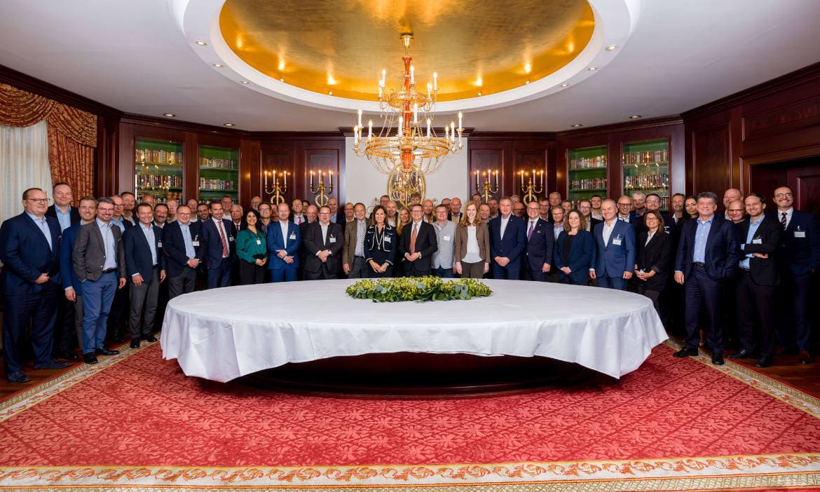 Gruppenfoto beim „AfW Hauptstadtgipfel der Entscheider 2023“ in Berlin