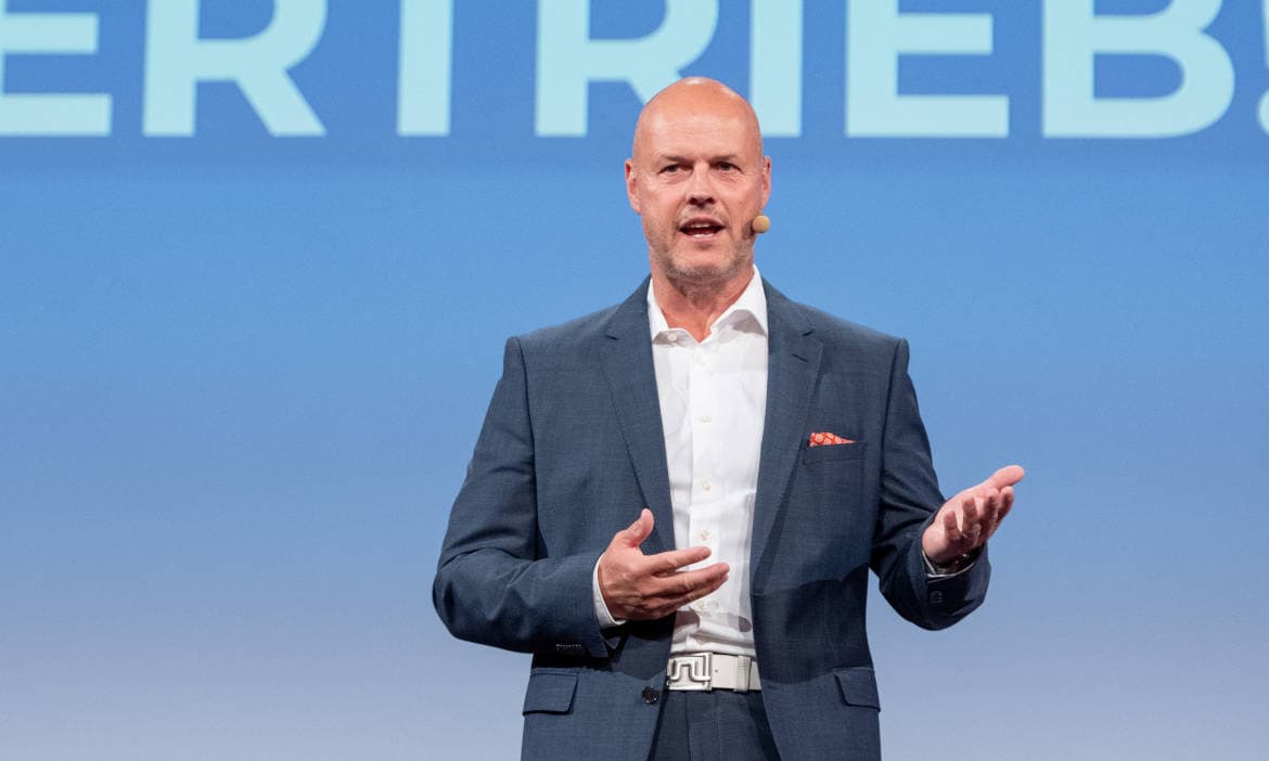 Verkaufs- und Vertriebsexperte Jens Löser auf der Bühne