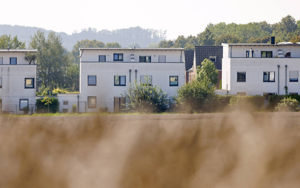 Einfamilienhäuser am Feldrand bei Frechen, Nordrhein-Westfalen: Sollte man sie kaufen oder sollte man sie mieten?