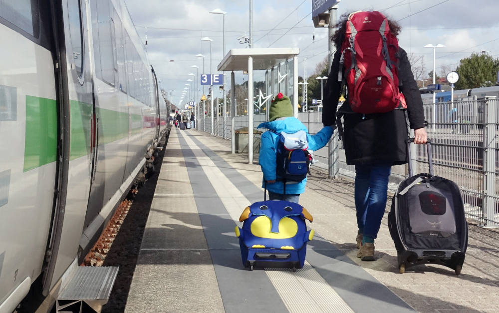 Mutter mit Kind auf Reisen: Der steuerliche Kinderfreibetrag steigt im Jahr 2024
