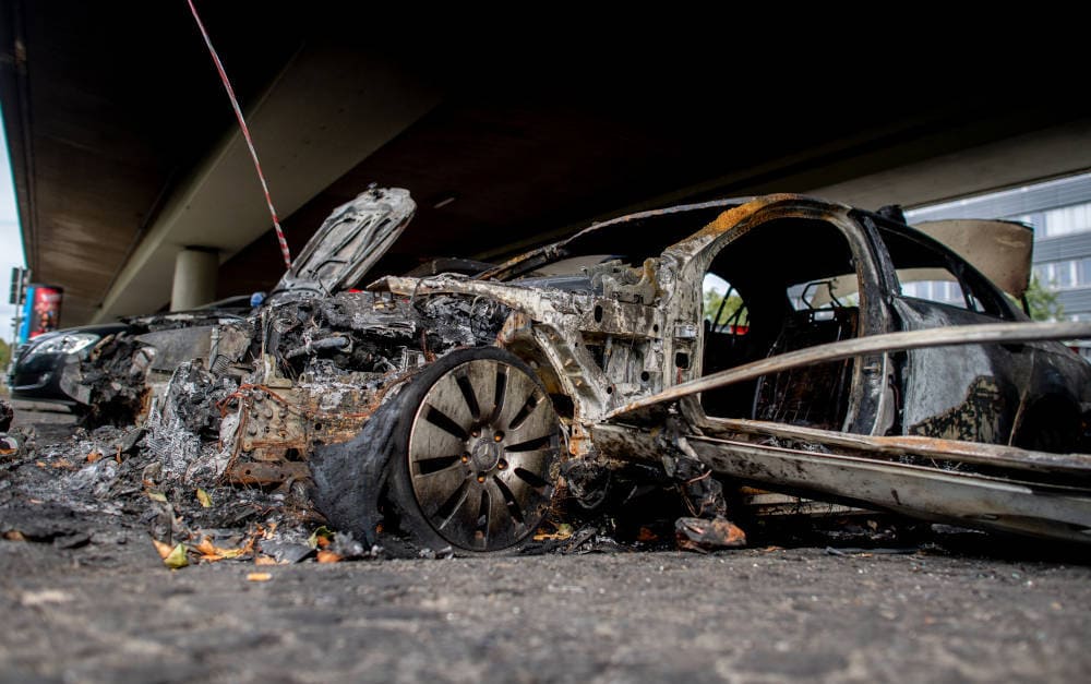 Ausgebranntes Auto auf einem Parkplatz: Die Kosten für Schäden steigen weiter stark