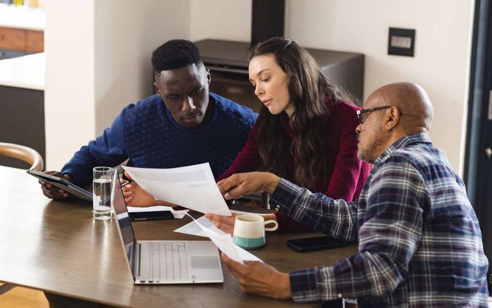 US-amerikanisches Paar lässt sich zu Geldanlagen beraten