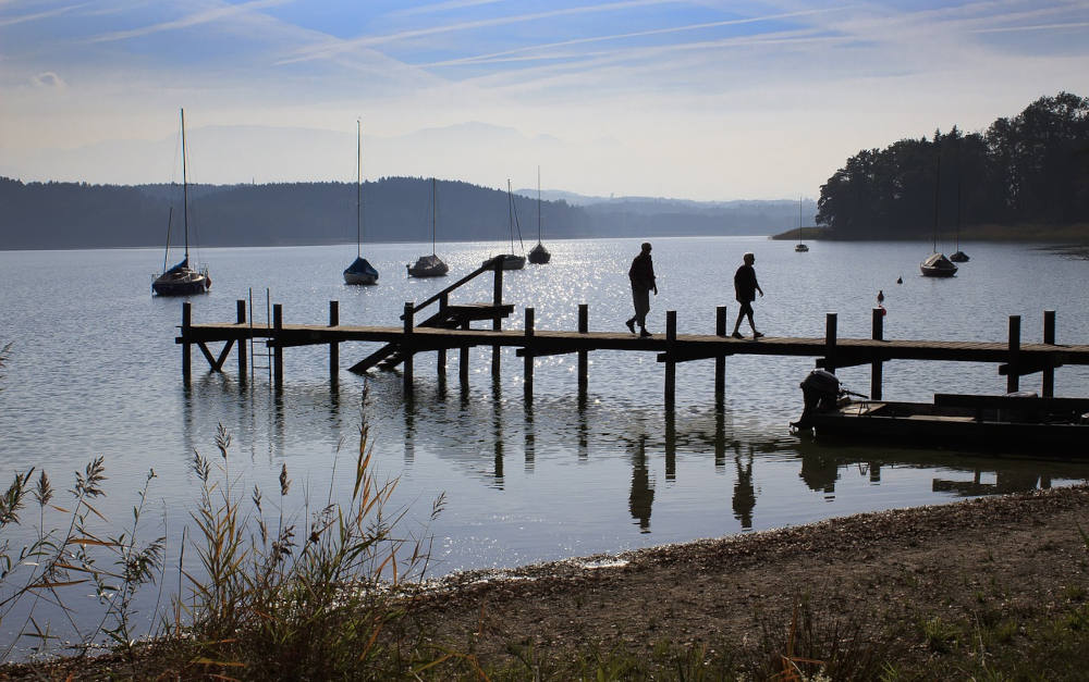 Der Simssee in Oberbayern: Dort in der Nähe steht die teuerste Immobilie des Jahres 2023