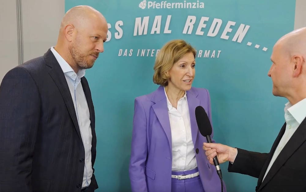 Ökoworld-Vorstandsmitglieder Andrea Machost und Torsten Müller (links) im Gespräch mit Pfefferminzia-Redakteur Andreas Harms