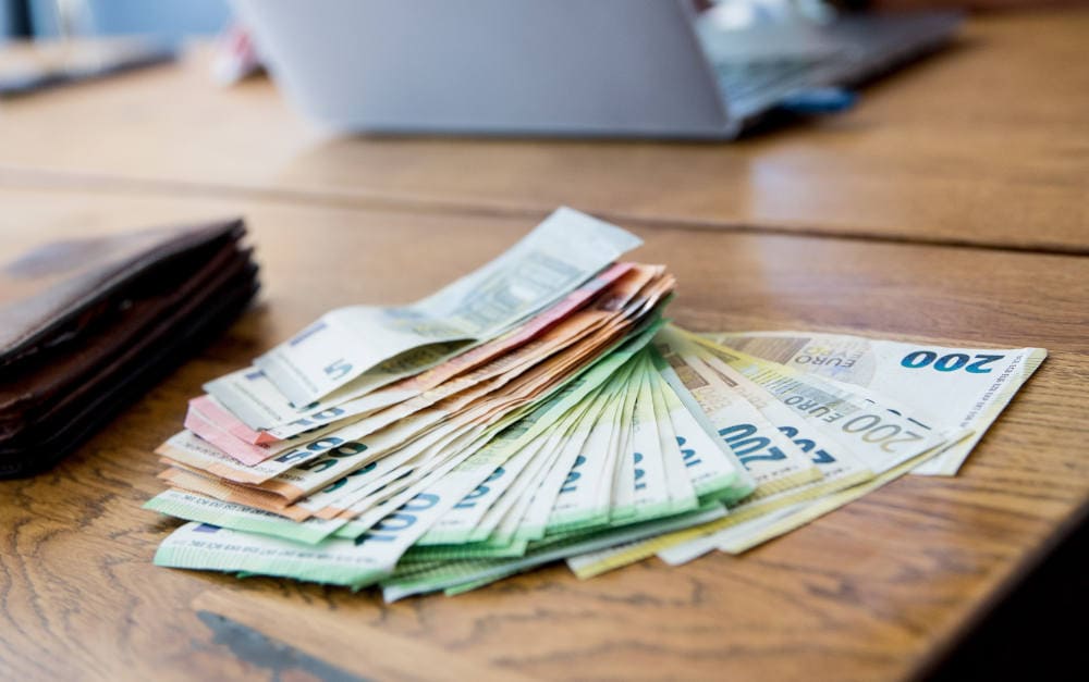 Bargeld auf dem Beratungstisch: Schon ein Fall fürs Geldwäschegesetz?