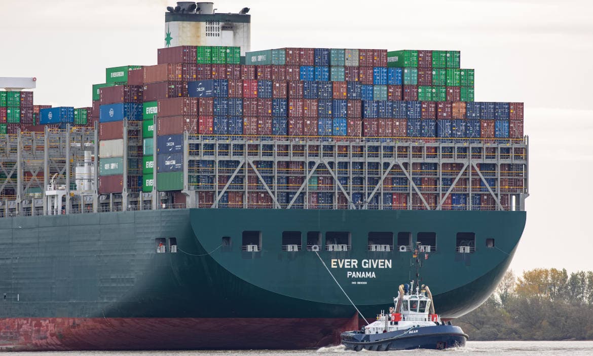 Das Frachtschiff „Ever Given“ (hier in Hamburg) wurde nach seiner Panne im Suezkanal 2021 zum Symbol für gestörte Lieferketten: Unterbrochener Geschäftsbetrieb gehört zu den Top-Risiken für Unternehmen