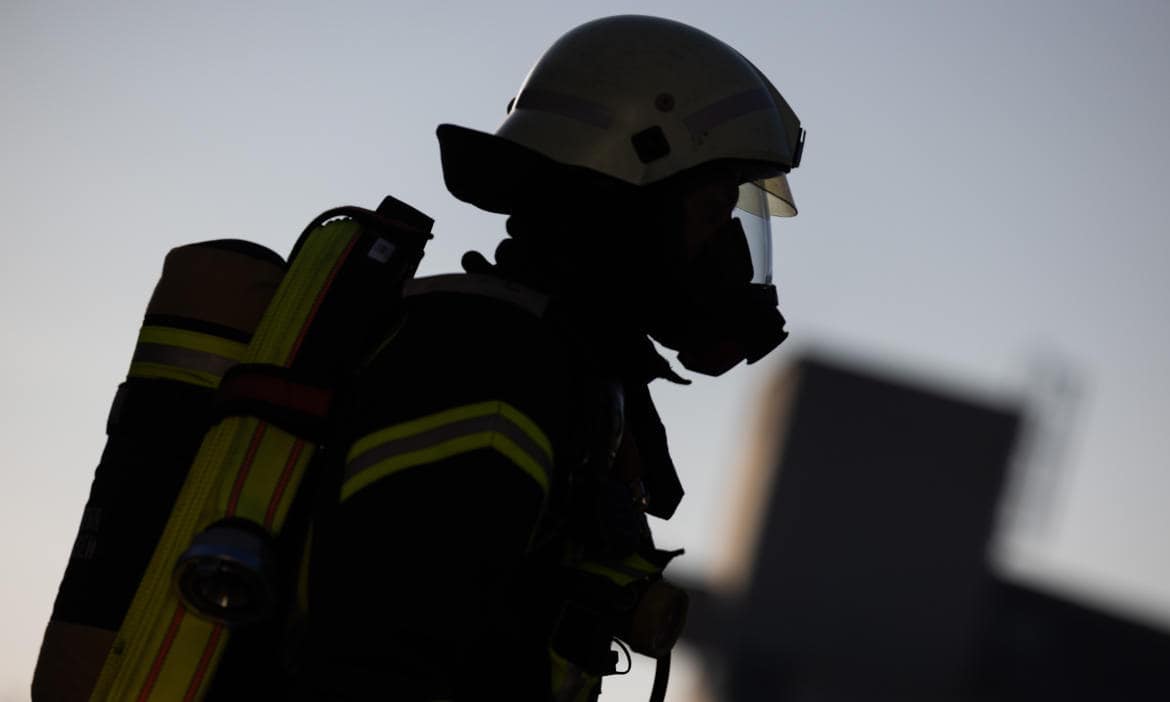 Feuerwehrmann in Atemschutzausrüstung: Lücken im Versicherungsschutz