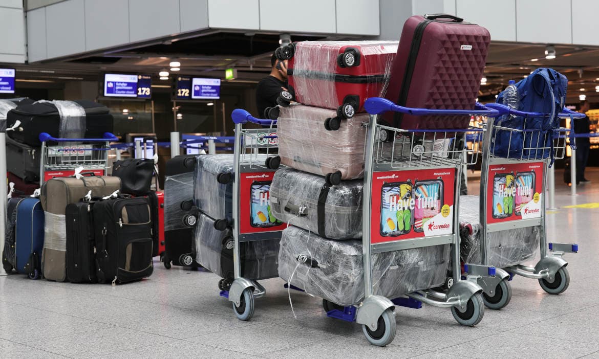 Gepäckberge am Flughafen Düsseldorf: Service Value wollte auch wissen, welcher Versicherer bei Reiseproblemen besonders fair zahlt