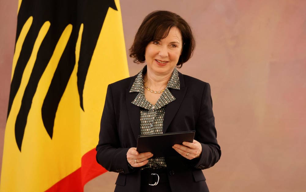 Die zukünftige Ombudsfrau Sibylle Kessal-Wulf mit ihrer Entlassungsurkunde als Richterin am Bundesverfassungsgericht am 21. Dezember 2023