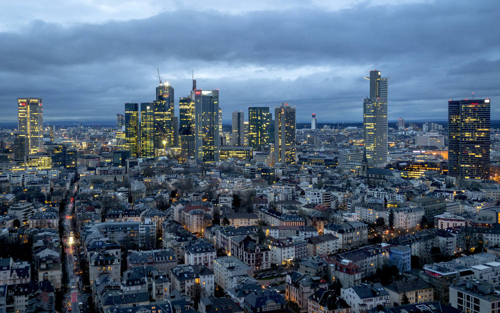 Bank- und Bürogebäude in Frankfurt: Die Dialog hat in ihrer BU-Versicherung Bank- und Bürokaufleute bessergestellt