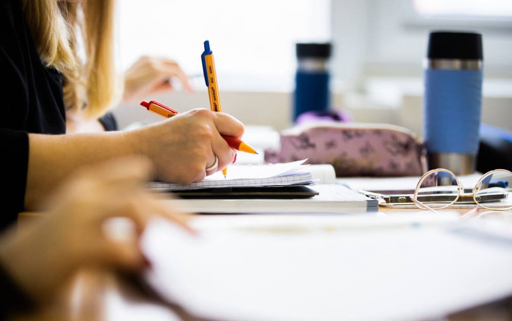 Teilnehmerinnen an einem Deutschkurs in Berlin: Sprachbarrieren können im Kontakt mit Krankenkassen für Schwierigkeiten sorgen