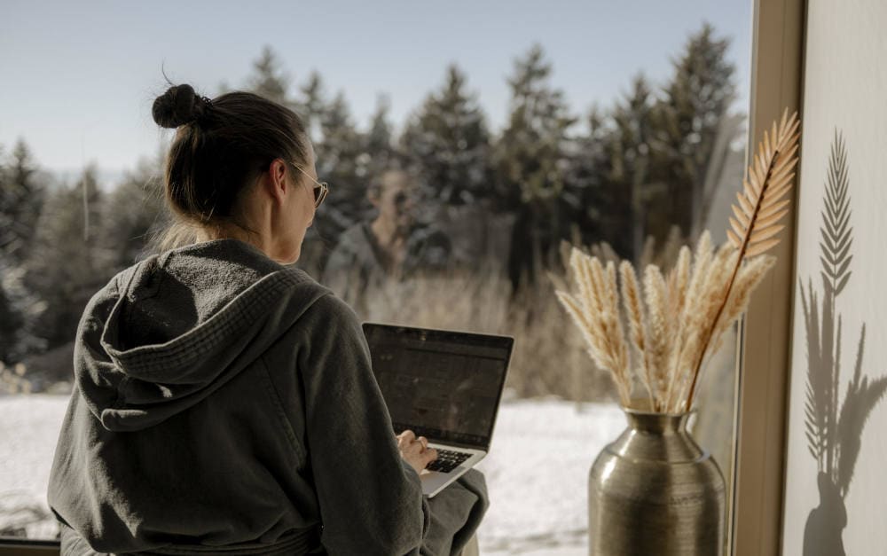 Homeoffice im Wintergarten: Laut neuen Musterbedingungen für Cyberpolicen sind auch Fernzugriffe aufs Firmennetzwerk künftig mitversichert