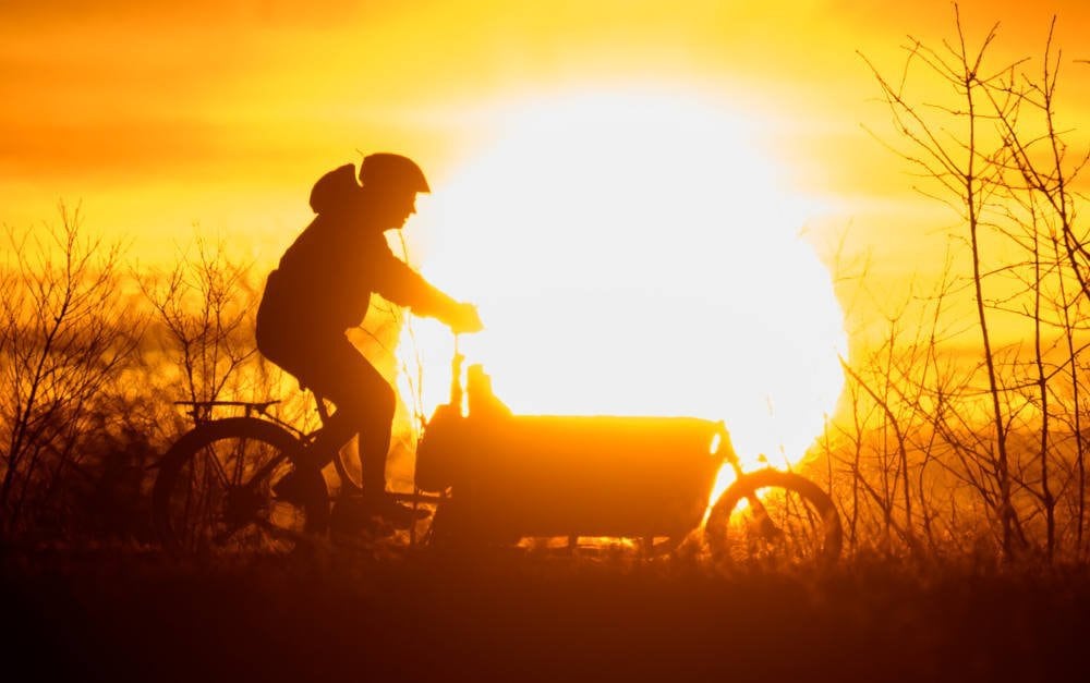 Mann mit Lastenfahrrad: Drei Anbieter von E-Bike-Versicherungen gelten laut Service-Value-Studie als besonders fair