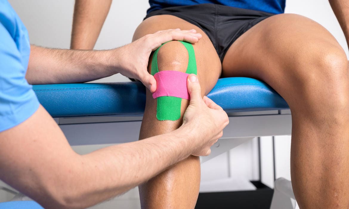 Bleibende Schäden am Knie nach Sportunfall? Unfallversicherer gestalten ihre Tarife bei der Gliedertaxe flexibler