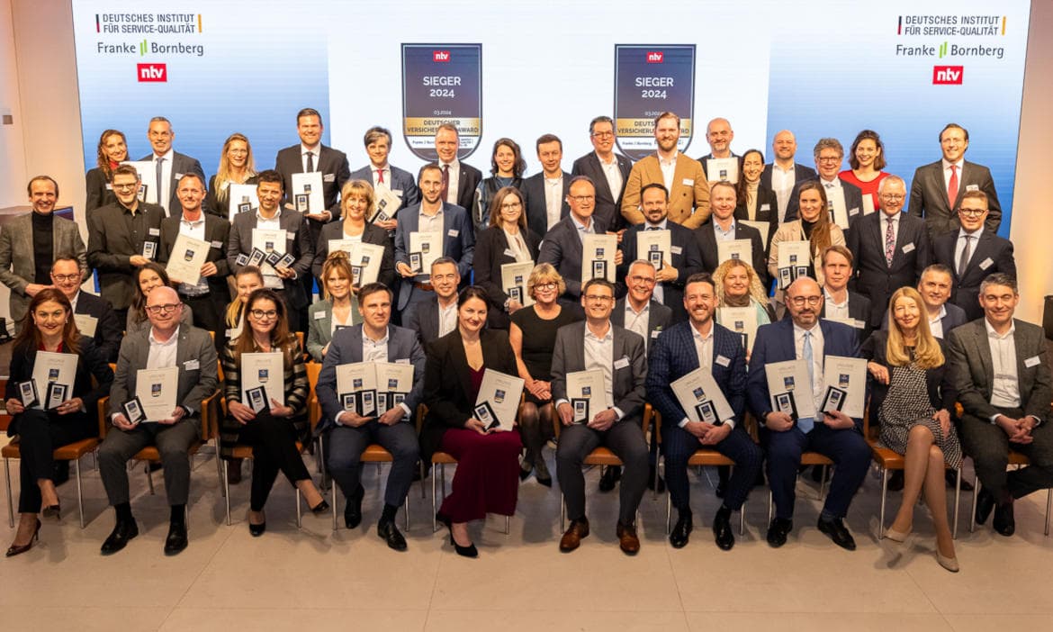 Gruppenfoto mit Preisträgern beim Deutschen Versicherungs-Award 2024