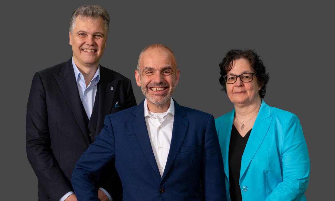 Vorstand der Deutschen Aktuarvereinigung: Vorsitzender Maximilian Happacher (Mitte), stellvertretende Vorstandsvorsitzende Susanna Adelhardt (rechts) und unmittelbar vorangegangener Vorsitzender Herbert Schneidemann (links)