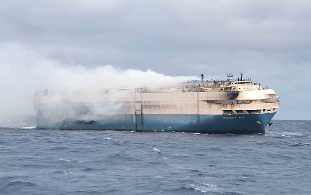 Brennende „Felicity Ace“ am 18. Februar 2022