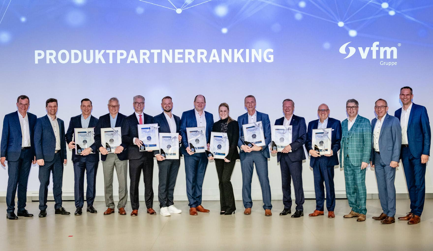 Top-Versicherer beim Maklerverbund VFM (v.l.n.r.): Klaus Liebig und Robert Schmidt (Geschäftsführer VFM-Gruppe), Dirk Schawjinski (Mitglied des Vorstandes KS/Auxilia), Roland Roider (Vorstandsvorsitzender Die Haftpflichtkasse), Jan Dirk Dallmer (Mitglied des Vorstandes Kravag Versicherungsgruppe), Martin Lorenz (Key-Account-Manager Arag Krankenversicherung), Benedikt Preuß (Regionaldirektor Barmenia Krankenversicherung), Kristin Wolf (Direktorin Continentale Krankenversicherung), Rudolf Lohaus (Key-Koordinator Volkswohl Bund Lebensversicherung), Jochen Radloff (Filialdirektor Stuttgarter Lebensversicherung), Frank Kettnaker (Mitglied des Vorstandes Alte Leipziger Lebensversicherung) Thomas Lederbauer und Bernd Lehmann (Verbundbeiräte VFM-Gruppe) und Konrad Schmidt (Prokurist und Leiter PP-Management und Organisation VFM-Gruppe)