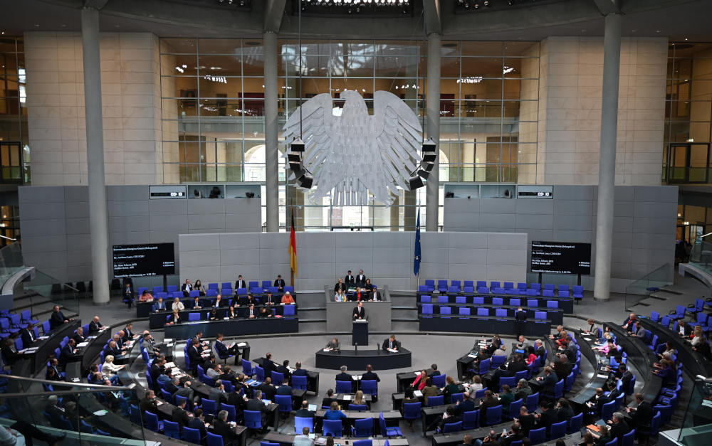 Plenardebatte im Bundestag: höhere Erwerbsminderungsrente beschlossen