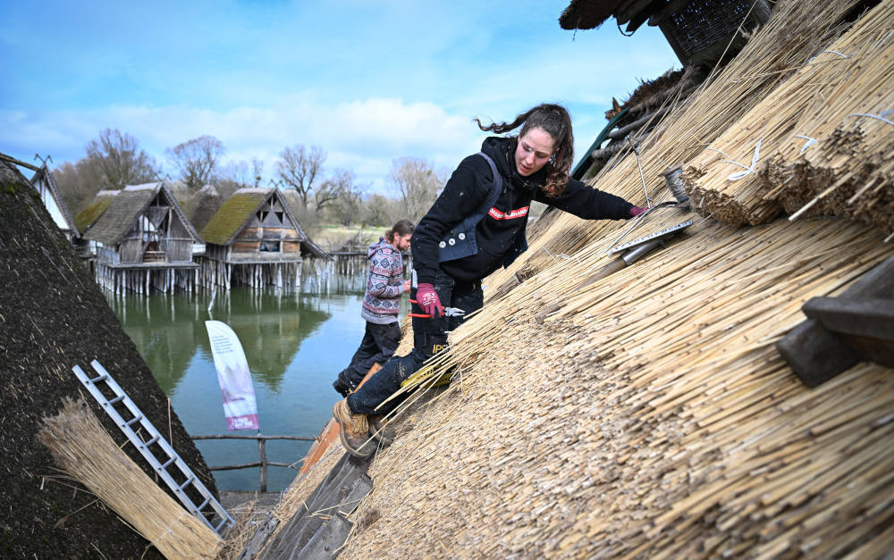 Auf Reet spezialisierte Dachdeckerin: Durchhalten bis zur Rente?