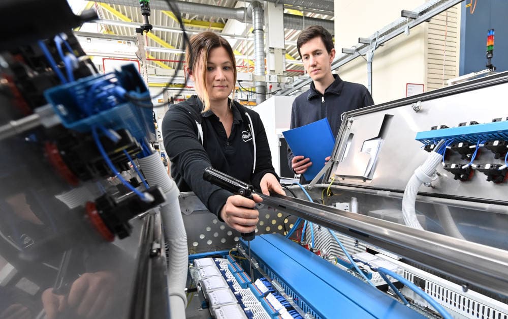 Mitarbeiterin in einer Produktionshalle des Unternehmens Stahl in Waldenburg: „Immer mehr Frauen erwerbstätig“