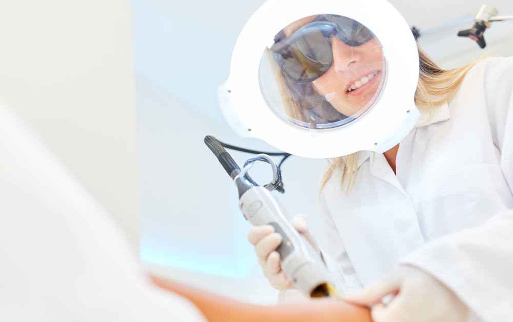 Kosmetikerin entfernt Haare mit Laser-Epilator