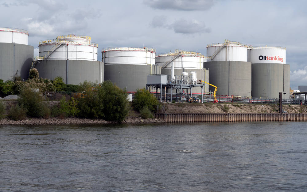 Öltanks im Duisburger Hafen: Auch Rohstoffpreise spielen im Stresstest der Eiopa eine Rolle