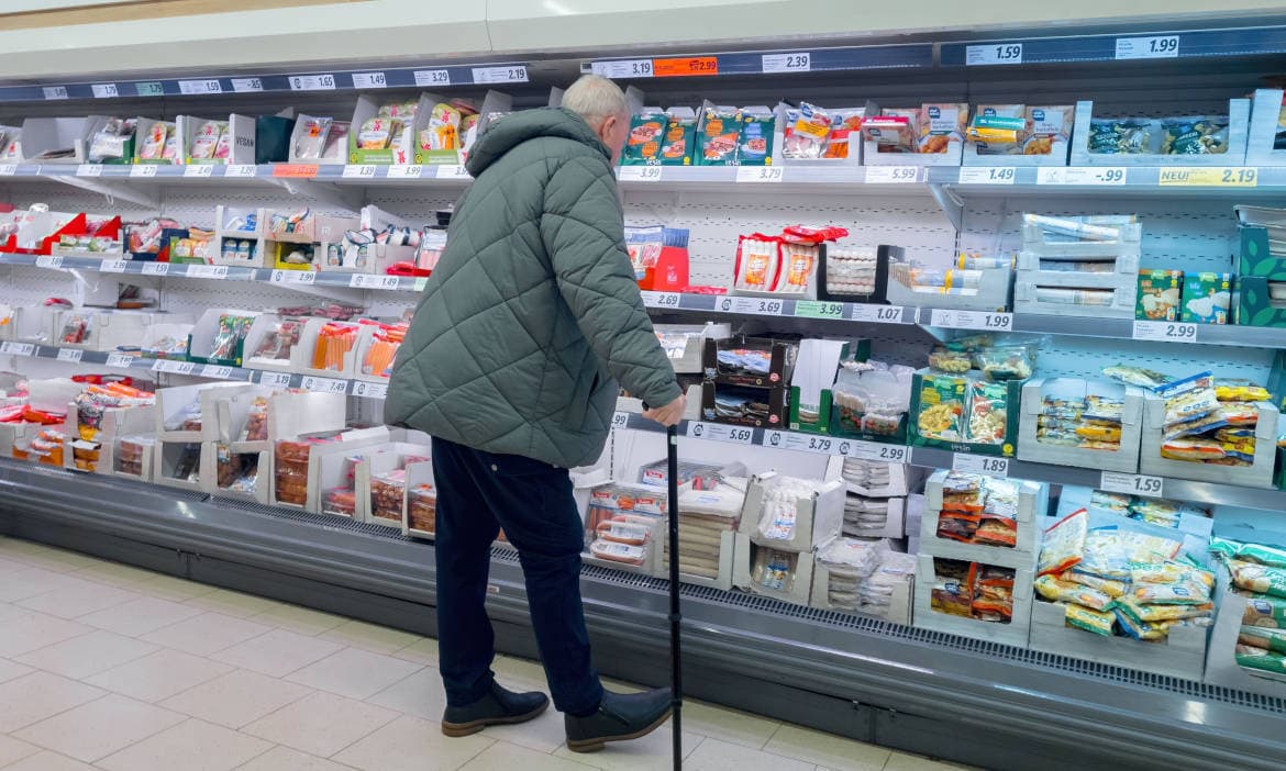 Rentner im Supermarkt: 2023 entstand Inflation vor allem bei Essen und Trinken