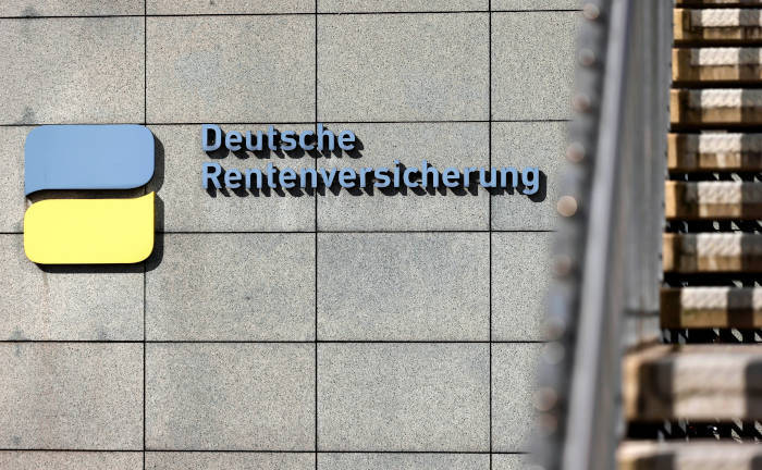 Logo der „Deutsche Rentenversicherung“ an einer Hauswand in Bonn