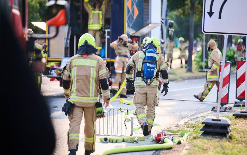 Feuerwehr im Einsatz: In Berlin mussten auf dem Brunsbüttler Damm 300 Menschen nach einem Schaden an einer Gasleitung evakuiert werden