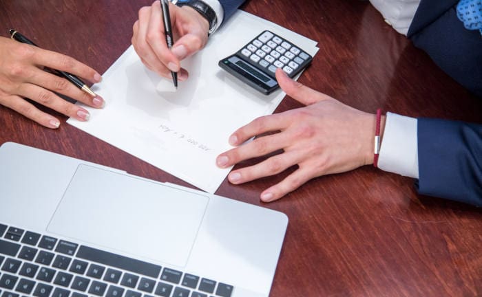 Beratungsgespräch: Anteil der Abschlüsse über Makler nimmt zu