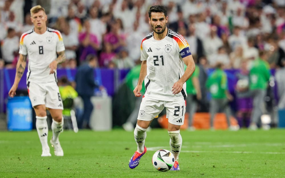 Mittelfeldstrategen der deutschen Nationalmannschaft beim Spiel gegen Schottland am 14. Juni 2024: İlkay Gündoğan (am Ball) und Toni Kroos (links)