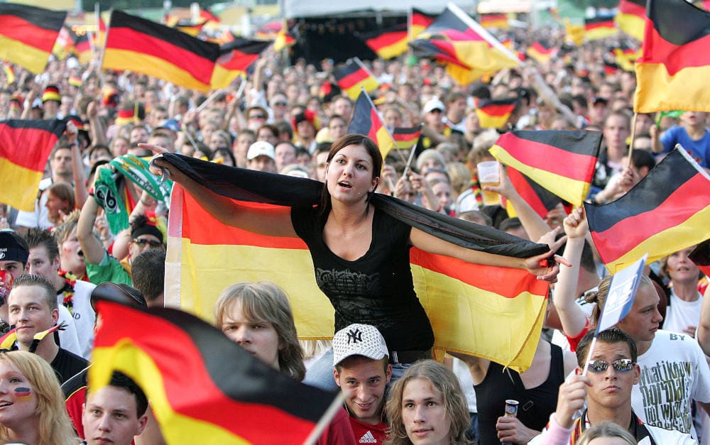 Damals war's, im Sommermärchen: Feiernde Fans schauen zur Weltmeisterschaft 2006 gemeinsam Fußball